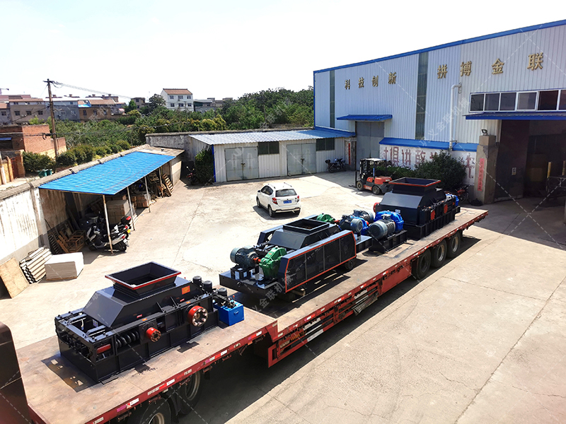 1200*1200雙齒輥破碎機，兩臺900*900軌道移動雙齒輥破碎機發(fā)往云南