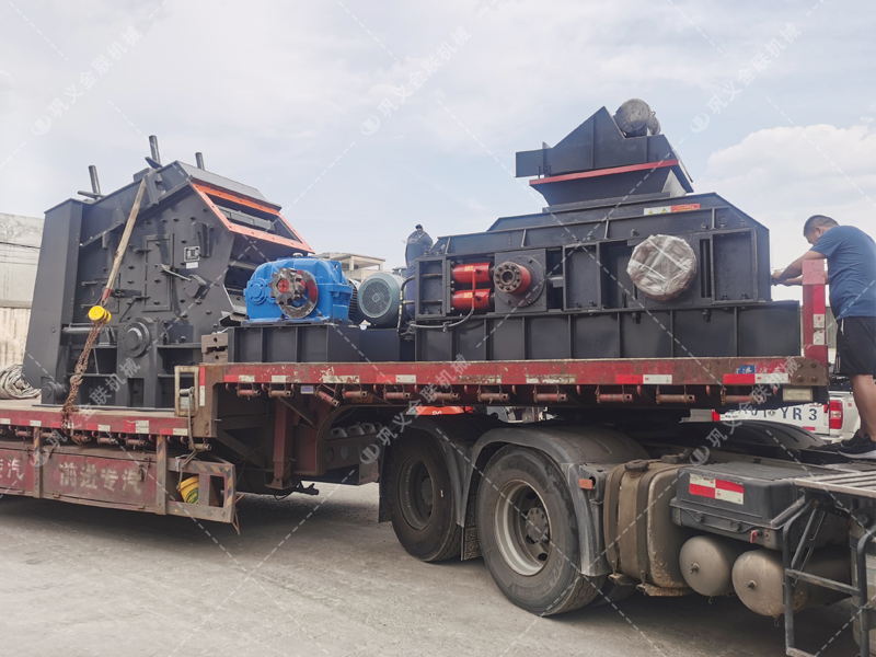 1000*700液壓對輥制砂機，1210反擊破發(fā)往四川