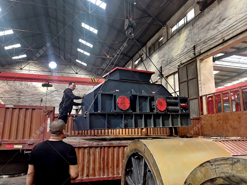 如何選擇青石制砂設(shè)備，時(shí)產(chǎn)50噸對(duì)輥制砂機(jī)多少錢一臺(tái)？